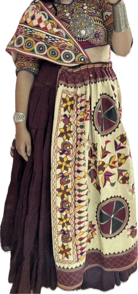 Kanjivaram Chaniya Choli, Gujarati Blouse Design, Gujarati Outfits, Chaniyacholi Design, Navratri Kurti, Dresses For Haldi Ceremony, Bharat Work, Navratri Blouse, Navratri Outfits