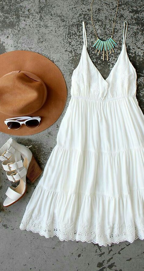 White Flowy Dress, Boho Mode, Estilo Boho, Mode Inspiration, Spring Summer Outfits, Look Fashion, Passion For Fashion, Spring Summer Fashion, Cute Dresses