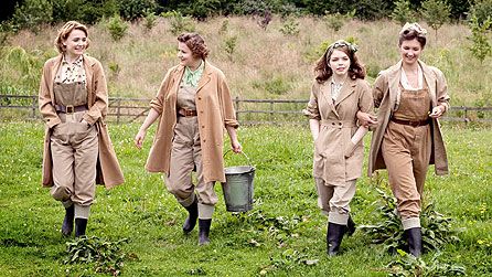 Christine Bottomley, Becci Gemmell, Jo Woodcock and Summer Strallen in Land Girls.  When Joyce, Nancy, Annie and Bea join the Women's Land Army (WLA), they soon discover that their decision to serve their country will change their lives for ever. Farmer Style, 1940s Clothes, Women's Land Army, Farm Photoshoot, Dig For Victory, Wwii Women, Forties Fashion, Deco Punk, 1940's Style