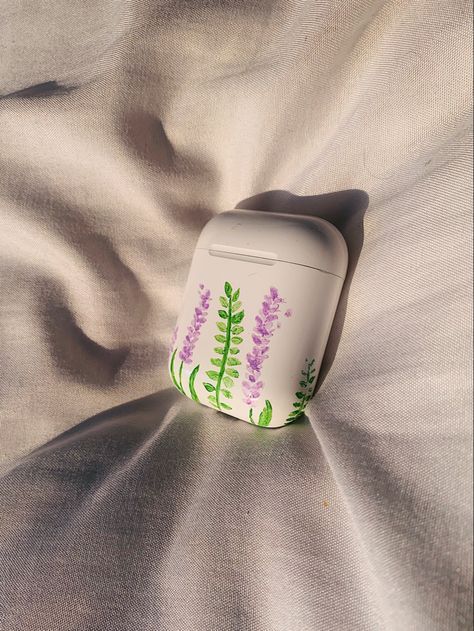 Handpainted Earbud Case Painting, Diy Airpods Case Paint, Phone Charger Painting Ideas Aesthetic, Painted Airpods Case Ideas, Painting On Lighter, Painted Charger Cube Ideas, Diy Airpod Case, Airpods Case Painting, Air Pod Case Painting Diy