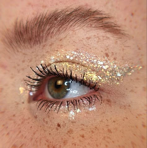 Makeup For Deep Set Eyes, Glitter Carnaval, Silver Glitter Makeup, Gold Glitter Makeup, Coachella Makeup, Makeup Editorial, Make Up Gold, Gold Makeup Looks, Glitter Makeup Looks