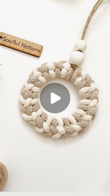 Christmas Mobile Diy, Makramee Christmas, Macrame Wreath Tutorial, Macrame Wreath Ornament, Macrame Wreath, Celtic Heart Knot, Diy Roman Shades, Free Macrame Patterns, Simple Macrame