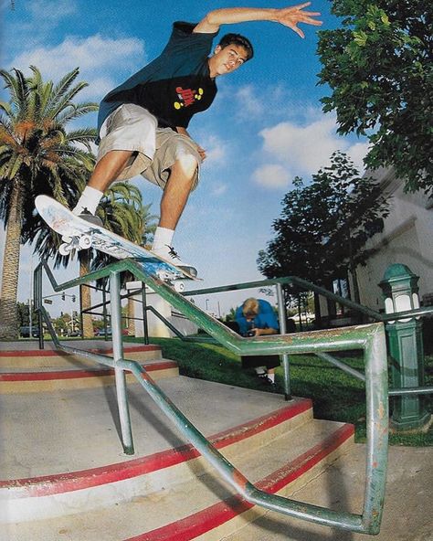 2000s Pop Punk Aesthetic, 90s Skate Aesthetic, Skateboarding Pictures, Skater Poses, Black And White Skateboard, 90s Underground, Mid90s Aesthetic, Estilo Skater, Pop Punk Aesthetic