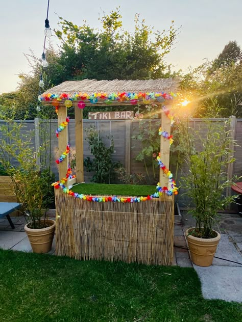 Paddling Pool Party, Tiki Beach Party, Tiki Bar Party Decorations, Homemade Tiki Bar, Carribean Party Ideas, Backyard Luau Party Ideas Hawaiian Theme, Tiki Bar Ideas For Party, Tiki Bar Ideas Diy, Backyard Tiki Bar Ideas