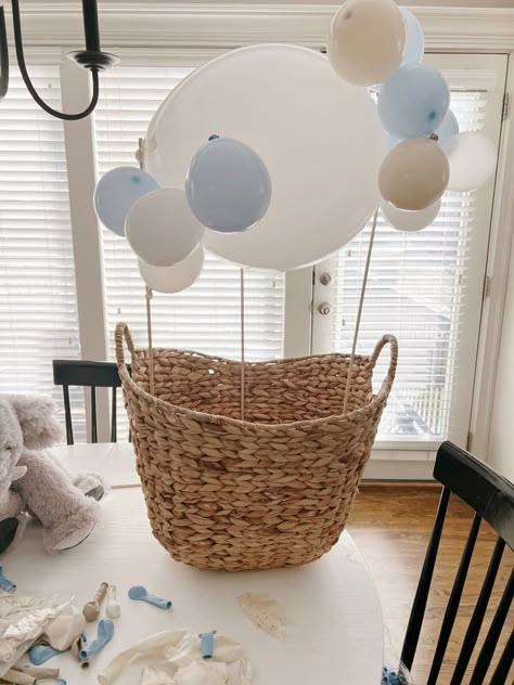 Make a Baby Shower Hot Air Balloon - traditionallycozy.com Simple Baby Shower Centerpieces, Simple Baby Shower Decorations, Baby Shower Hot Air Balloon, Cloud Baby Shower Theme, Balloon Elephant, Balloon Birthday Themes, Mama To Bee, Hot Air Balloon Centerpieces