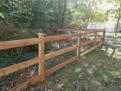 2 Rail Fence With Wire, Wooden Fence Entrance Ideas, 4 Ft Wooden Fence Ideas, Fenced In Wooded Backyard, Farmhouse Fence Ideas Front Yards Wood, Simple Wooden Fence, Fence With Wire And Wood, Front Yard Wood Fence, Cabin Fence Ideas