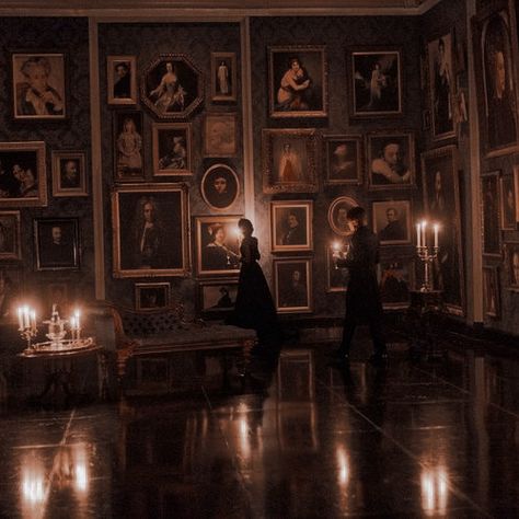 Hall Of Portraits, Painting Gallery Aesthetic, 1950s Dark Academia, Shakesphere Aesthetic, Katecore + Aesthetic, Saltburn Wallpaper, Maestra Aesthetic, Dark Victorian, Dark Acadamia