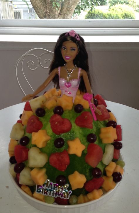 Barbie Doll "Fruit" Cake! Perfect for kids with allergies. Or when school wont allow cupcakes. Mermaid Fruit, Decorated Food, Fruit Tables, Nutella Breakfast, Tooty Fruity, Fruit Birthday Cake, Fruit Table, Decorative Food, Fruit Creations