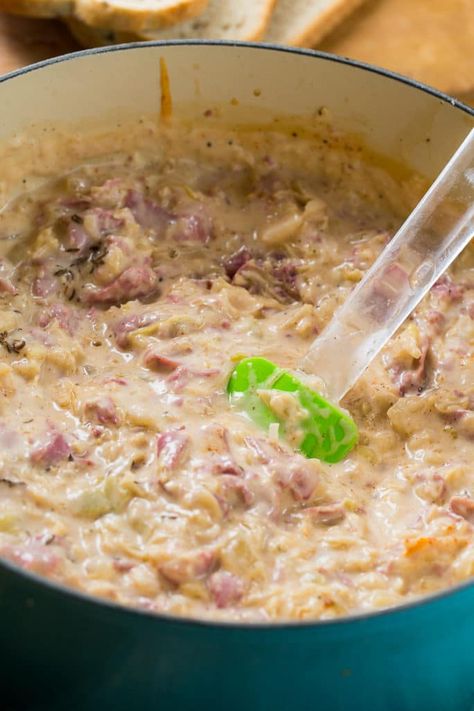 Reuben Soup with corned beef and swiss cheese Rubin Soup, Corned Beef And Sauerkraut, Reuben Soup, Corned Beef Soup, Ww Soup, Reuben Recipe, Soup Spicy, College Recipes, Spicy Southern Kitchen