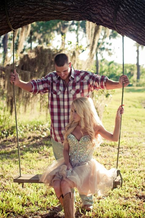 522940da0aa5bb5e6d4b9395026abc10 Country Prom, Country Couple Pictures, Prom Pictures Couples, Country Wedding Photography, Homecoming Pictures, Prom Couples, Prom Photography, Country Couples, Engagement Photos Country