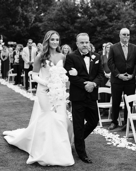 HAPPY FATHERS DAY!!! One of my favorite set of images to get back from weddings is the “first look” with the Bride’s father. They’re watching their babies grow up and start their own families and it’s SO EMOTIONAL!! 😭 We are so honored to be a part of each and every one of our brides wedding day, and most of the time it’s thanks to their fathers (and mothers) so here’s to ALL the daddy’s out there! Happy Fathers Day from Campbell Creative! 💙 Venue @auburnoaksfarm Planning @lauralece827 H... Bride And Groom Parents Pictures, Wedding Photo Ideas Bride And Father, Wedding Photography Poses Family Parents The Bride, Wedding Ceremony Poses, Wedding Day First Look, Father Of Bride Photos, Wedding Photo Ideas Father Daughter, Father And Bride Photos, Wedding Photo With Family