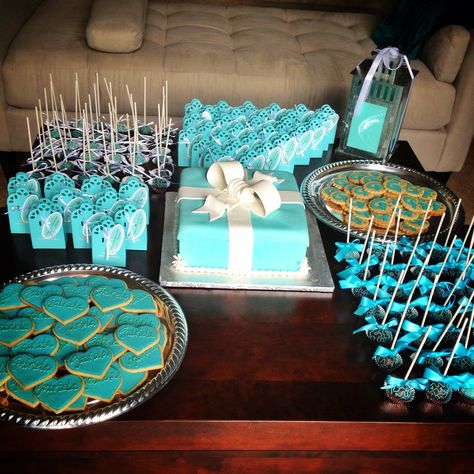 Breakfast at Tiffany's themed baby shower was a success! Baby Meet And Greet, Tiffany And Co Party, Tiffany Baby Shower Theme, Tiffany Theme Party, Tiffany Birthday Party, Tiffany Birthday, Tiffany Theme, Girl Baby Shower Ideas, Tiffany Wedding