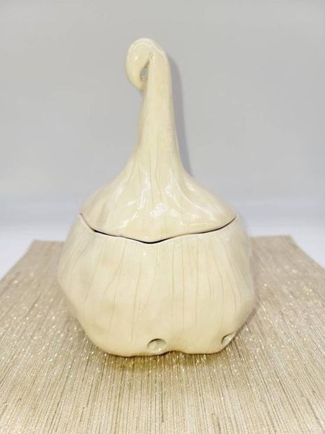 Check out this item in my Etsy shop https://www.etsy.com/listing/986683400/garlic-keeper-ceramic-garlic-jar Garlic Holder, Garlic Keeper, Garlic Jar, Organic Ceramics, Chocolate Mugs, Pinch Pots, Pottery Classes, Pottery Crafts, Soup Mugs