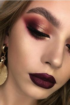 Burgundy Lipstick Outfit, Eyeshadow For Burgundy Dress, Make Up Looks Eyeshadow, Christmas Smokey Eye, Thanksgiving Makeup Tutorial, Red Silver Makeup, Red Wine Eye Makeup, November Makeup Looks, Red And Gold Eyeshadow Looks