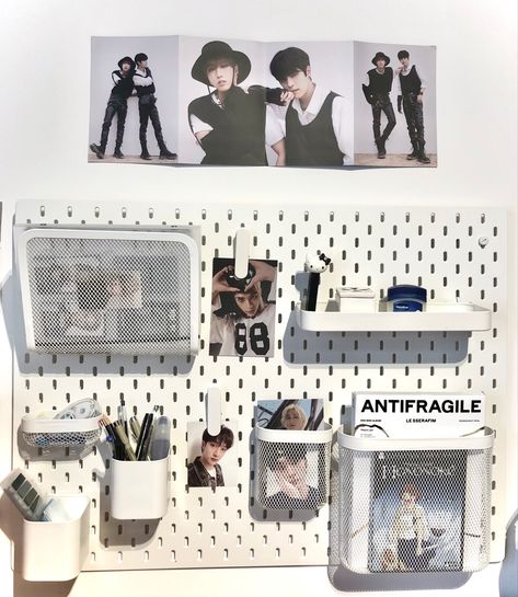 Aesthetic Pegboard Kpop, Peg Board Kpop Aesthetic, Pegboard Ikea Ideas, Kpop Room Aesthetic Desk, Pegboard Inspo Kpop, Ikea Board Aesthetic, Kpop Pegboard Aesthetic, Kpop Ikea Pegboard, Ikea Pegboard Ideas Kpop