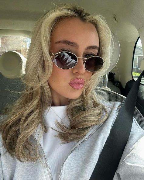 Miu Miu 🩷 Chique e elegante Miumiu Sunnies, Sunglasses Miumiu, Car Selfie, Miu Miu Sunglasses, Pinterest Fashion, Fashion Poses, Makeup Routine, Beauty Blog, Fashion Sunglasses