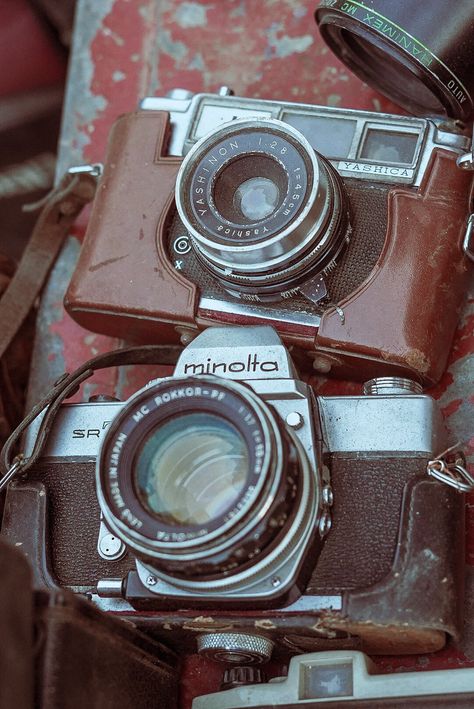 Visit chor bazar mumbai , for more old memoris Old Mumbai Aesthetic, Chor Bazar Mumbai, Old Bombay Aesthetic, Old Camera Aesthetic, Old Cameras Aesthetic, Old Mumbai, Bombay Talkies, Chor Bazaar, New Mumbai