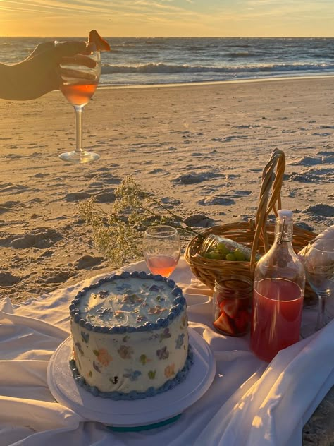 insta: @rachelelizamichael Coastal Birthday, Birthday At The Beach, Playa Ideas, Picnic Date Food, 17th Birthday Ideas, Beach Birthday Party, Picnic Inspiration, Art Surreal, Picnic Birthday