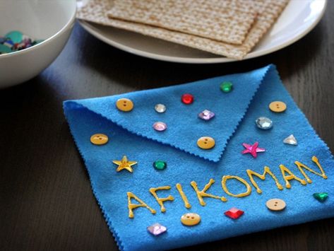 Afikoman Bag for Passover - Learn to make a decorated fabric afikoman bag from Brenda Ponnay. Easy fun passover craft project for kids and family. Afikomen, matzo, Passover, Seder. Passover Activities, Passover Crafts, Passover Table, Jewish Crafts, Passover Seder, Seder Plate, Passover Recipes, Jewish Holiday, Rosh Hashanah