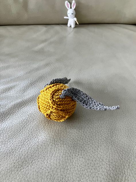 Crochet Snitch Wings, Crochet Golden Snitch, Knitted Harry Potter, Harry Potter Ornaments, Harry Potter Crochet, Harry Potter Golden Snitch, Golden Snitch, Work Friends, Crochet Pillow