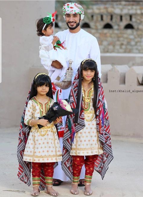 Faces from Oman Omani Clothing, Oman Women, Quran Hadith, Arabian Women, Mother Daughter Dress, Asian Kids, Eid Dresses, Kids Fashion Dress