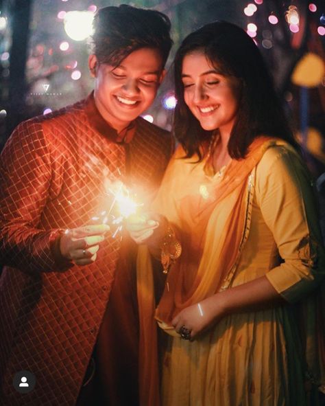 Diwali Photography Poses For Couple, Whatsapp Dpz, Riyaz Aly, Diwali Photography, Diwali Pictures, Diwali Photos, A True Friend, View Point, Tiktok Star