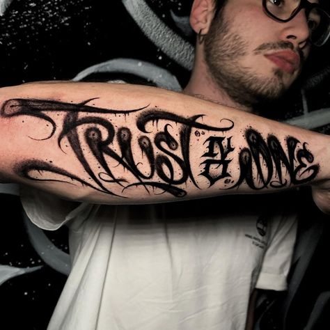 Trust No 1 Tattoo, Trust On One Tattoo, Grafitti Tattoo Ideas, Trust No One Graffiti, Wording Tattoo For Men, Risk Takers Tattoo, Misunderstood Tattoo Lettering, Don’t Trust Anyone Tattoo, Word Tattoos For Men Forearm