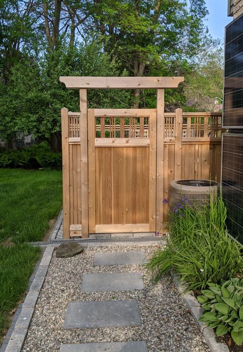 Entrance gate for my Japanese garden Japanese Style Garden Gates, Asian Fence Japanese Style, Japanese Garden Gates Entrance, Backyard Gate Entrance, Japanese Garden Gate, Side Gate Entrance Ideas, Japanese Fence Design, Japanese Gates Entrance, Japanese Gates