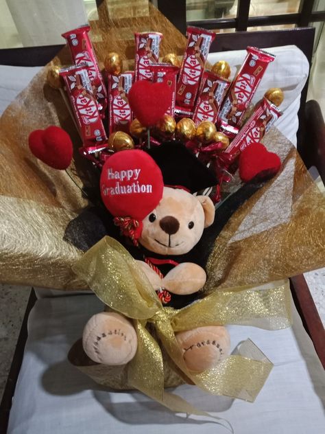 Kit Kat Bouquet, Graduation Chocolate, Kit Kat Candy, Chocolate Bouquet Diy, Birthday Bouquet, Red Rose Bouquet, Valentine Candy, Chocolate Bouquet, The Kit