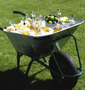 What a creative use of a wheelbarrow to serve drinks at a party Summer Bridal Showers, Garden Party Decorations, Summer Garden Party, Drink Station, Business Concept, Wedding Drink, Bbq Party, Garden Parties, Kandy