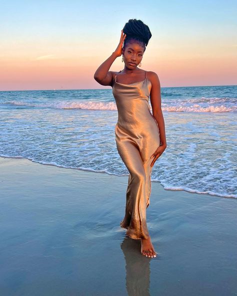 Birthday Shoot Beach, Sunset Beach Pictures Black Women, Photoshoot Outdoor Women, Black Women Beach Photoshoot, Birthday Photoshoot On Beach, Beach Pictures In A Dress, Photoshoot At The Beach, Beach Photoshoot Black Women, Beach Pictures In Dress