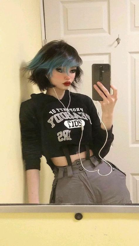 Mirror Selfie Reference, Roblox Background, Fete Emo, Short Grunge Hair, Acnh Designs, Emo Hair, Alternative Hair, Short Hair Haircuts, Swaggy Outfits