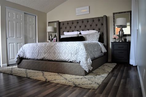 Bed Rooms Ideas For Couples, Couple Bedroom Ideas For Small Rooms, Apartment Bedroom Ideas For Couples, Bedroom Ideas For Couples Cozy, Apartment Bedroom Decor For Couples, Couples Room, Girl Apartment Decor, Gold Bedroom Decor, Bedroom Ideas For Couples