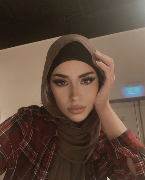 Makeup With Hijab, Arabian Hijab Style, Hajab Girl Style, Pretty People With Hijab, Muslim Streetwear, Black Hijabi Makeup Looks, Hijab Turban Style, Hijabista Fashion, Stile Hijab