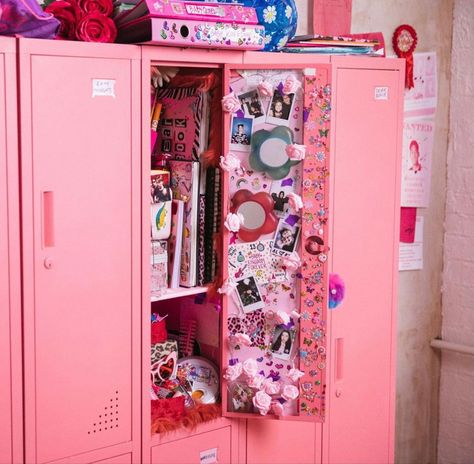 7th Grade Locker Ideas, Locker Aesthetic, Aesthetic Locker, Cute Locker Decorations, Pink Locker, School Locker Organization, School Locker Decorations, Diy Locker, Locker Organization