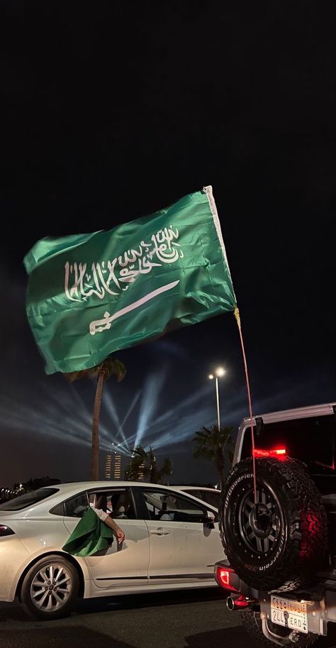 Saudi Flag, National Day Saudi, Saudi Arabia Culture, Saudi Arabia Flag, Happy National Day, Airport Aesthetic, Instagram Cartoon, Arab Culture, Muslim Family