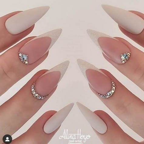 White Nail Almond Design, Cute Nail Designs Stilettos, Short Almond Nails With Rhinestones, Nail Jewel Design, White Wedding Nails, Rhinestones Nails, Nails With Rhinestones, Nails Stiletto, Nails Design With Rhinestones