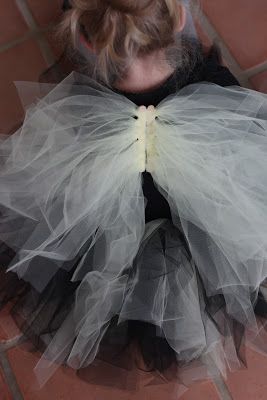 DIY Tulle Halloween Costume Wings |do it yourself divas Tulle Halloween Costumes, Diy Fairy Wings, Childrens Halloween Costumes, Diy Tulle, Costume Wings, Bee Wings, Diy Wings, Diy Costumes Kids, Angel Costume