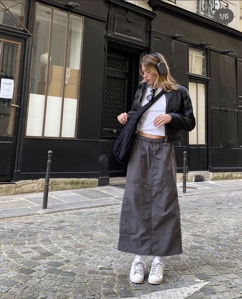 Fits With Skirts, Black Skirt Outfit Summer, Cargo Skirt Outfit, Long Skirt Winter, 2024 Fits, Skirt Outfit Fall, Japan Outfits, Black Skirt Outfits, Long Outfit