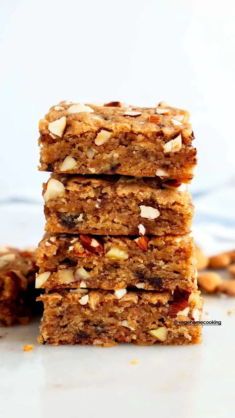 Eggless Blondies, Eggless Blondies Recipe, Almond Blondies, Apple Blondies, Brownie Desserts Recipes, Cinnamon Banana Bread, Blondies Recipe, Brownie Desserts, Recipes Chocolate