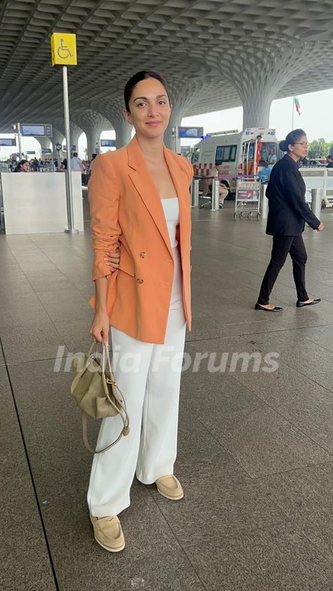 Kiara Advani snapped at the airport Kiara Advani In Indian Outfits, Kiara Advani Casual Look, Kiara Advani Traditional Outfits, Kiara Advani Casual Outfits, Kiara Advani Outfits, Kiara Advani Airport Outfits, Kiara Advani Airport Looks, Airport Looks Bollywood, Happy Birthday Icons