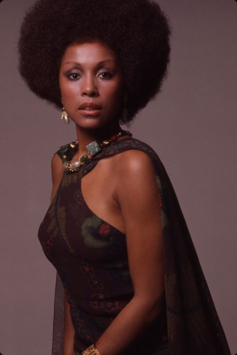 Remember Her Legacy: 15 Of The Best Diahann Carroll Looks Diahann Carroll, Anne Bancroft, New Zealand Auckland, Black Arts, Shirley Jones, Veronica Lake, Black Actresses, Vintage Black Glamour, Black Hollywood