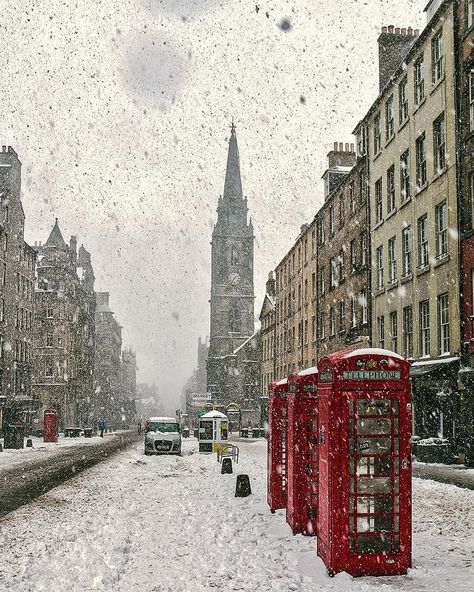 Edinburgh Winter, Scotland Aesthetic, London Snow, Royal Mile Edinburgh, Friends Trip, Scotland Tours, Edinburgh City, Disneyland Pictures, Scottish Landscape