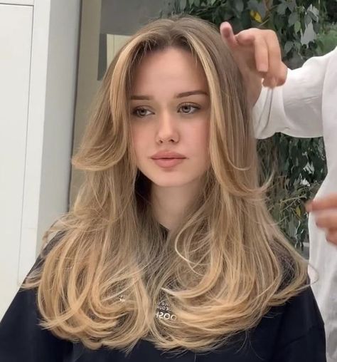 Trendy Layered Hairstyles, Ootd Instagram, Hair Inspiration Long, Hairstyles For Layered Hair, Blonde Hair Inspiration, Blowout Hair, Summer Nature, Haircuts For Medium Hair, Haircuts Straight Hair