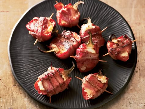 These bacon-wrapped cherry peppers are fantastic make-ahead hors d'oeuvres, and they require just three ingredients. Cherry Pepper Recipes, American Appetizers, Cherry Peppers, Warm Appetizers, Wine Appetizers, Creamy Spinach Dip, American Dinner, Hot Appetizers, Apps And Snacks