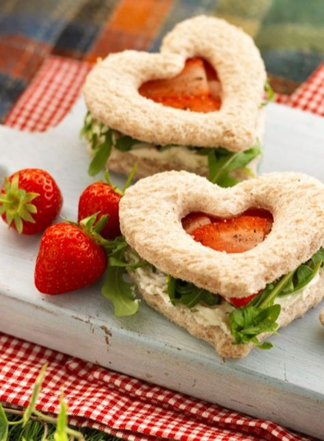 Sandwich Recipes For Kids, Sandwich Shapes, Strawberry And Cream, Picnic Snacks, Heart Shaped Food, Healthy Sandwich Recipes, Valentines Snacks, Afternoon Tea Recipes, Healthy Sandwiches