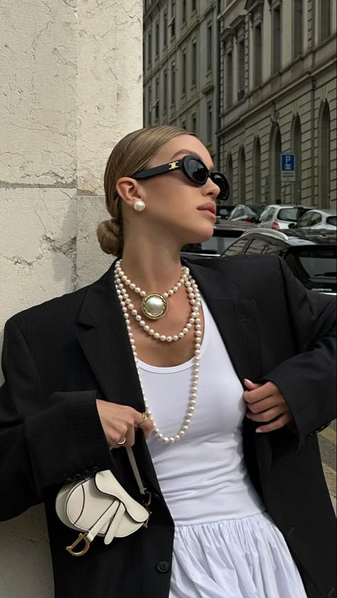 Outfit With Pearls, Pearl Necklace Outfit, Pearl Outfit, London Fashion Weeks, Jewelry Fashion Trends, Autumn Street Style, Old Money Style, Mode Inspo, Fashion Mistakes