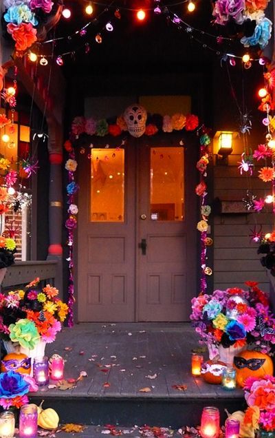 Day of the Dead decorations. All things colorful! | Decoraciones inspiradas en el Dia de los Muertos. Super colorido Dia De Los Muertos Decorations Ideas, Day Of The Dead Party, Day Of Dead, Halloween Fest, Halloween House Party, Halloween Tattoo, Pumpkin Halloween Decorations, Halloween Snacks, Theme Halloween