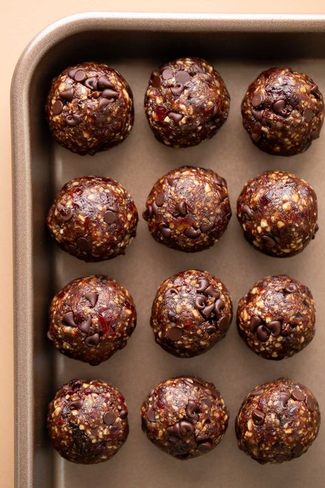 Chocolate Cherry Date Balls - Peas and Crayons Dried Cherries Recipes, Dried Dates Recipes, Chocolate Oat Balls, Dried Cherry Recipes, Fruit And Nut Chocolate, Healthy Fruit Snacks, Date Balls, Christmas Yummies, Clean Meal Prep