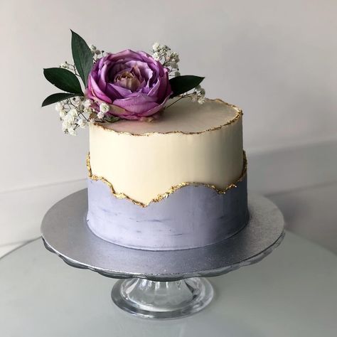 Ruby Makes on Instagram: “Purple fault line cake 💜 . . . . . . . . . . . . . . #faultlinecake #faultline #goldleafcake #goldleaf #buttercream #buttercreamcake…” Fault Line Cake, Cake Designs For Girl, Cake Decorating For Beginners, Elegant Birthday Cakes, Fresh Flower Cake, Creative Cake Decorating, Beautiful Birthday Cakes, Simple Birthday Cake, Cake Decorating Designs